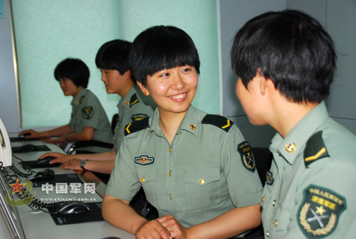 生活中是戰友的“知心姐姐” 生活中是戰友的“知心姐姐”