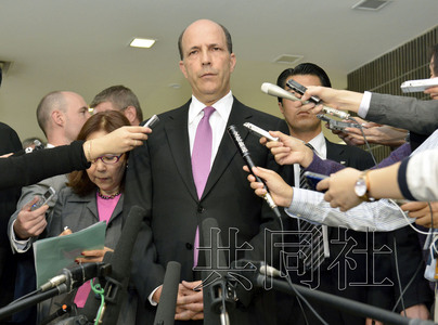 10月17日上午,美國駐日大使魯斯在東京會晤日本外務副大臣吉良州司,就駐沖繩美軍士兵涉嫌集體強奸致傷被捕一事發表聲明表示了憂慮。(共同社) 10月17日上午,美國駐日大使魯斯在東京會晤日本外務副大臣吉良州司,就駐沖繩美軍士兵涉嫌集體強奸致傷被捕一事發表聲明表示了憂慮。(共同社)