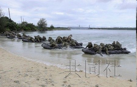 日本陸上自衛隊和美國海軍陸戰隊乘坐皮劃艇登陸島嶼。 日本陸上自衛隊和美國海軍陸戰隊乘坐皮劃艇登陸島嶼。