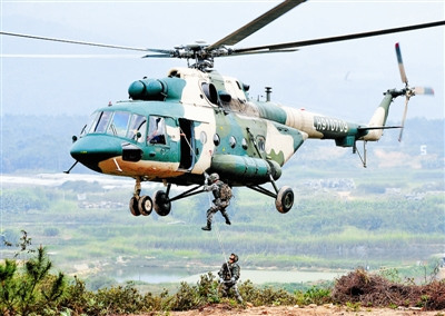 10月23日,南京軍區某部“紅四連”官兵進行機降訓練,以實際行動迎接黨的十八大。彭 貴攝 10月23日,南京軍區某部“紅四連”官兵進行機降訓練,以實際行動迎接黨的十八大。彭 貴攝