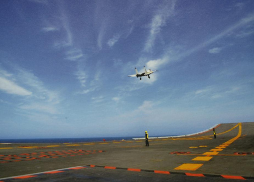 殲15艦載戰(zhàn)斗機(jī)在遼寧艦上進(jìn)行著艦試飛 殲15艦載戰(zhàn)斗機(jī)在遼寧艦上進(jìn)行著艦試飛