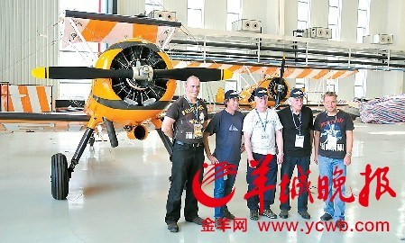 “百年靈”機翼行走表演隊將上演“美女空中漫步” “百年靈”機翼行走表演隊將上演“美女空中漫步”