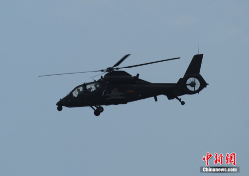 中國陸航直19武裝直升機11日在珠海航展上空進行了精彩的飛行表演。 中國陸航直19武裝直升機11日在珠海航展上空進行了精彩的飛行表演。