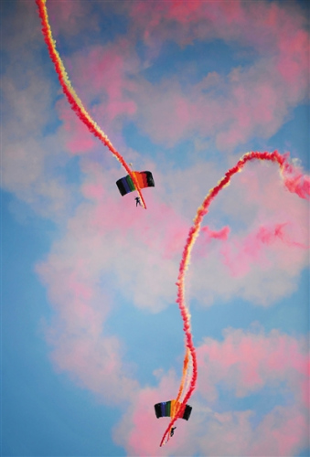 14日,中國空軍跳傘運動大隊表演。 14日,中國空軍跳傘運動大隊表演。