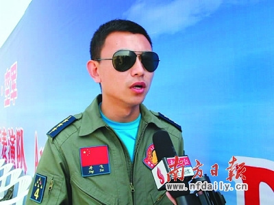 “80后”飛行員井飛接受南方日報記者采訪。郭智軍 攝 “80后”飛行員井飛接受南方日報記者采訪。郭智軍 攝