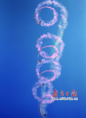 空軍八一跳傘隊在珠海機場上空進行表演。張由瓊 攝 空軍八一跳傘隊在珠海機場上空進行表演。張由瓊 攝