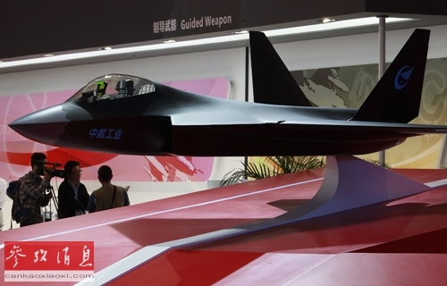 在珠海航展上亮相的4代戰機模型引發廣泛關注 在珠海航展上亮相的4代戰機模型引發廣泛關注