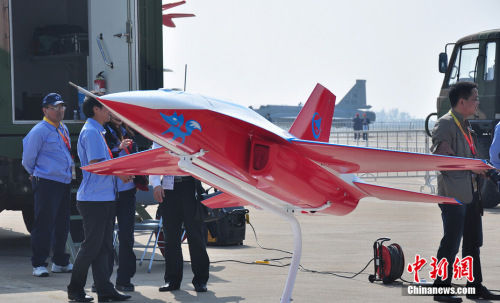 中航工業(yè)展出的藍(lán)狐無(wú)人機(jī)。陳海峰 攝 中航工業(yè)展出的藍(lán)狐無(wú)人機(jī)。陳海峰 攝