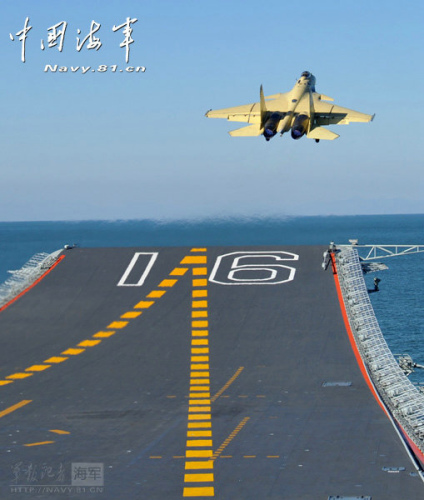 殲15進行起降飛行訓練 殲15進行起降飛行訓練