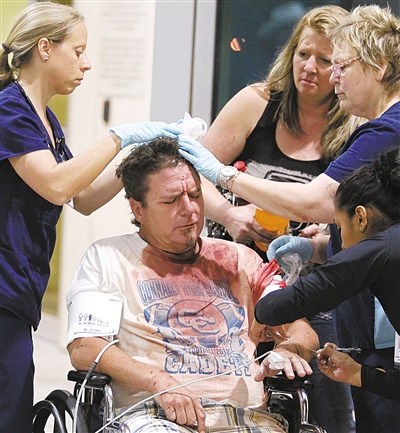 17日,在美國得克薩斯州韋科市,一名在爆炸中受傷的男子在醫院接受救治 17日,在美國得克薩斯州韋科市,一名在爆炸中受傷的男子在醫院接受救治