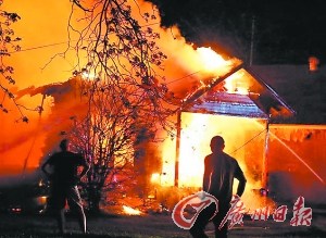 當?shù)鼐用駥χ鸷0l(fā)呆 當?shù)鼐用駥χ鸷0l(fā)呆