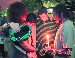 當地居民點起蠟燭祈禱 當地居民點起蠟燭祈禱