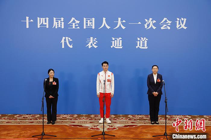 十四屆全國人大一次會議舉行第三場“代表通道”采訪活動(dòng)