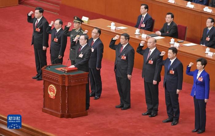 國務(wù)院副總理、國務(wù)委員、秘書長進(jìn)行憲法宣誓