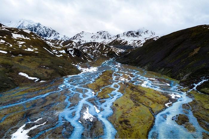 四川甘孜州：冰雪融化成溪流如大地脈絡
