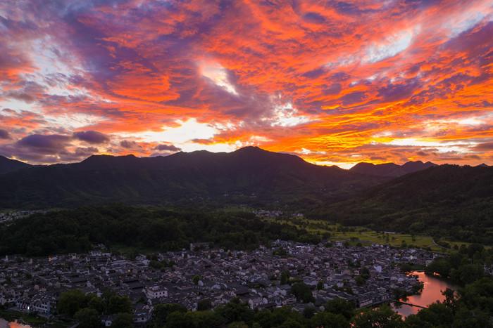 朝霞染宏村 盛夏徽韻入畫來