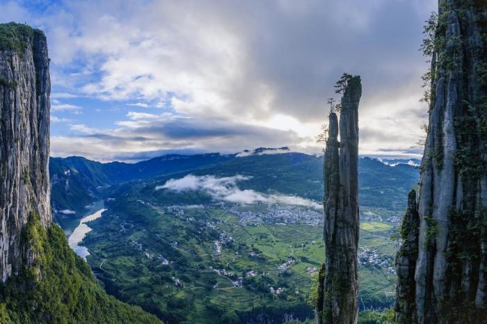 湖北恩施：絕壁畫廊 云蒸霞蔚