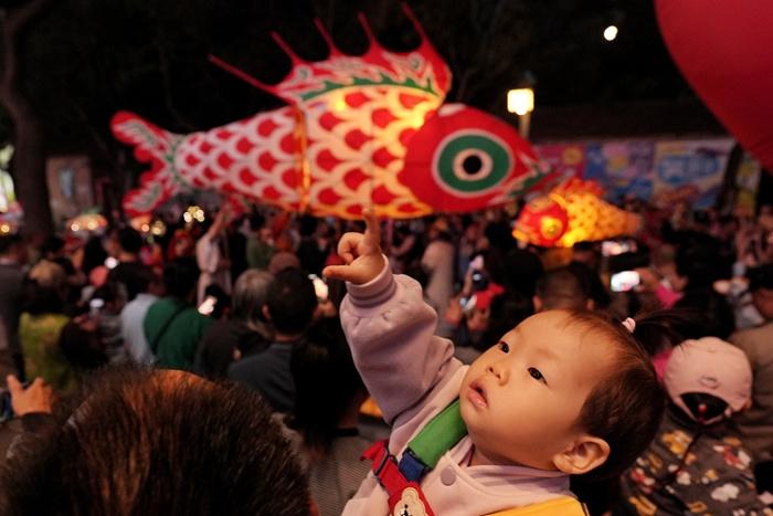 北京：魚燈巡游邂逅中秋佳節