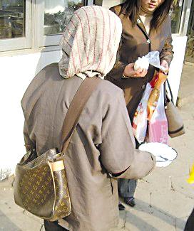 婦女身挎名牌LV包上街乞討(圖)