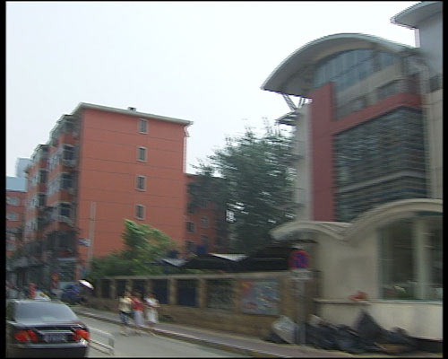 圖3:華清嘉園21號(hào)樓,它幾乎鑲嵌在中關(guān)村二小的校園里,是距離二小最近的一棟樓房,但這棟樓房竟然不是學(xué)區(qū)房