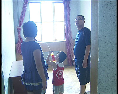 圖2:已在豐臺(tái)區(qū)置業(yè)的王先生一家為了四歲的孩子將來(lái)能入讀中關(guān)村三小,相中了這套建于1994年,建面64平方米的房子,但164萬(wàn)元的售價(jià)還是超出了他的心理預(yù)期