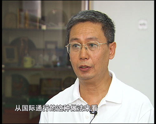 圖4:北京師范大學(xué)教授王曉輝在肯定通過(guò)購(gòu)買學(xué)區(qū)房擇校的合理性的同時(shí),呼吁政府努力改善教育資源不平衡的情況。