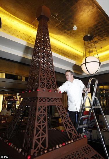 3.66米高巧克力埃菲爾鐵塔亮相英國(組圖)