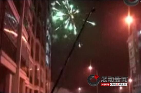 男子帶百人到女生宿舍樓下大喊求愛(組圖)