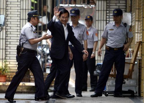 11日上午,扁家弊案二審宣判,陳水扁走下囚車時(shí)神情愉悅地向媒體記者揮手致意。圖片來(lái)源:“中央社”