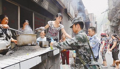 彝良抗震救災現場:志愿者已成“熟練工”(圖)