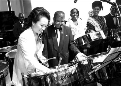 彭麗媛看望特多智障兒童贈送熊貓玩具(組圖)