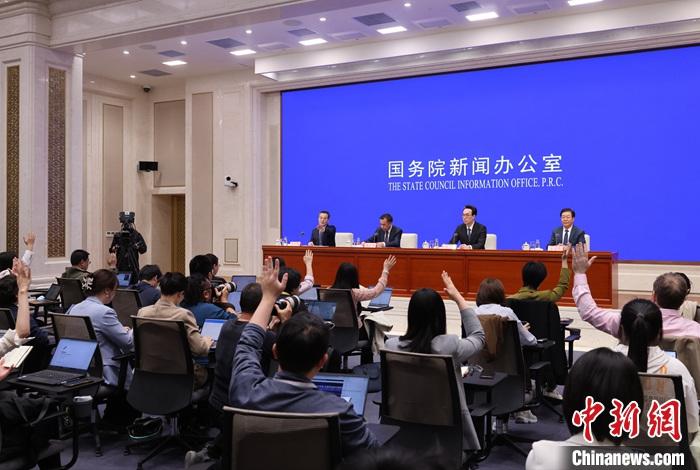 4月17日，中國(guó)國(guó)務(wù)院新聞辦公室在北京舉行新聞發(fā)布會(huì)，國(guó)家發(fā)展改革委副主任劉蘇社，副秘書(shū)長(zhǎng)、國(guó)民經(jīng)濟(jì)綜合司司長(zhǎng)袁達(dá)，政策研究室主任金賢東解讀宏觀經(jīng)濟(jì)形勢(shì)和政策，并答記者問(wèn)。 <a target='_blank' href='/'>中新社</a>記者 楊可佳 攝