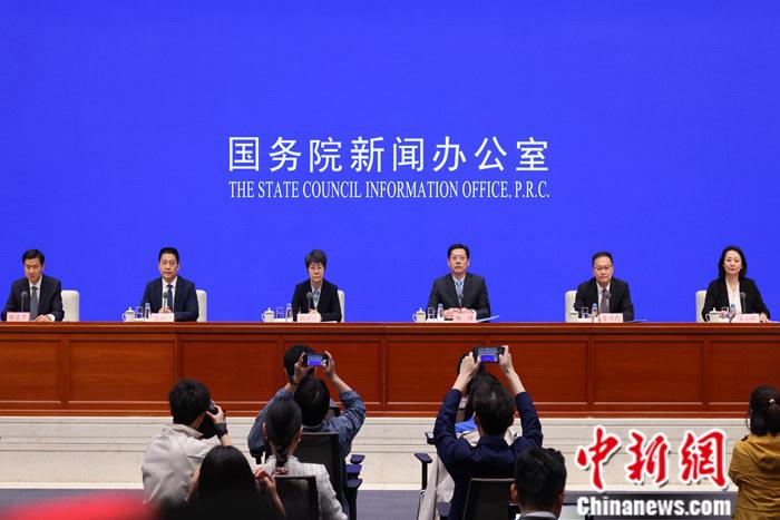 4月19日，中國國務院新聞辦公室在北京舉行新聞發布會，商務部副部長郭婷婷、商務部綜合司司長楊濤、市場運行和消費促進司司長徐興鋒、對外貿易司司長李興乾、外國投資管理司負責人吉小楓介紹2024年一季度商務運行及工作情況，并答記者問。 <a target='_blank' href='/'>中新社</a>記者 楊可佳 攝 