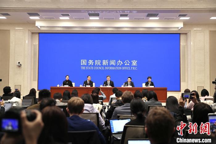 10月12日，中國國務院新聞辦公室在北京舉行新聞發布會，財政部部長藍佛安、財政部副部長廖岷、財政部副部長王東偉、財政部副部長郭婷婷介紹“加大財政政策逆周期調節力度、推動經濟高質量發展”有關情況，并答記者問。 <a target='_blank' href='/'>中新社</a>記者 王紫儒 攝
