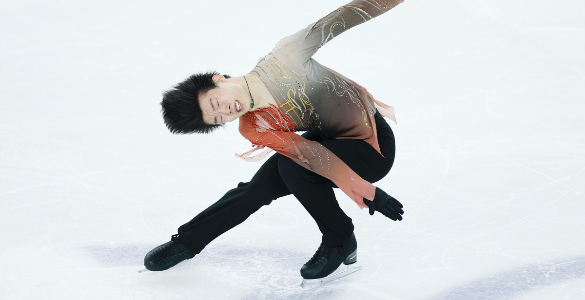 亞冬會花樣滑冰男子個(gè)人滑自由滑比賽舉行
